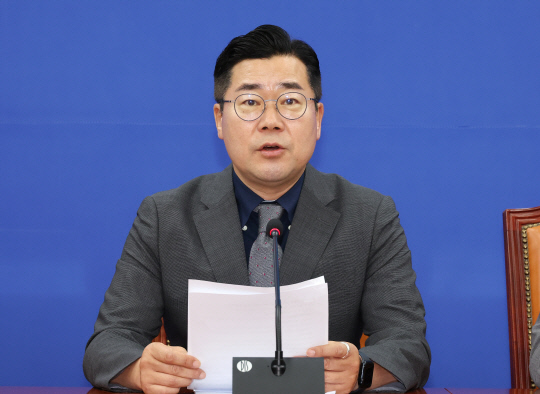 발언하는 박찬대 당대표 직무대행      (서울=연합뉴스) 김주형 기자 = 더불어민주당 박찬대 당대표 직무대행 겸 원내대표가 18일 오전 국회에서 열린 정책조정회의에서 발언하고 있다. 2024.7.18      kjhpress@yna.co.kr  (끝)